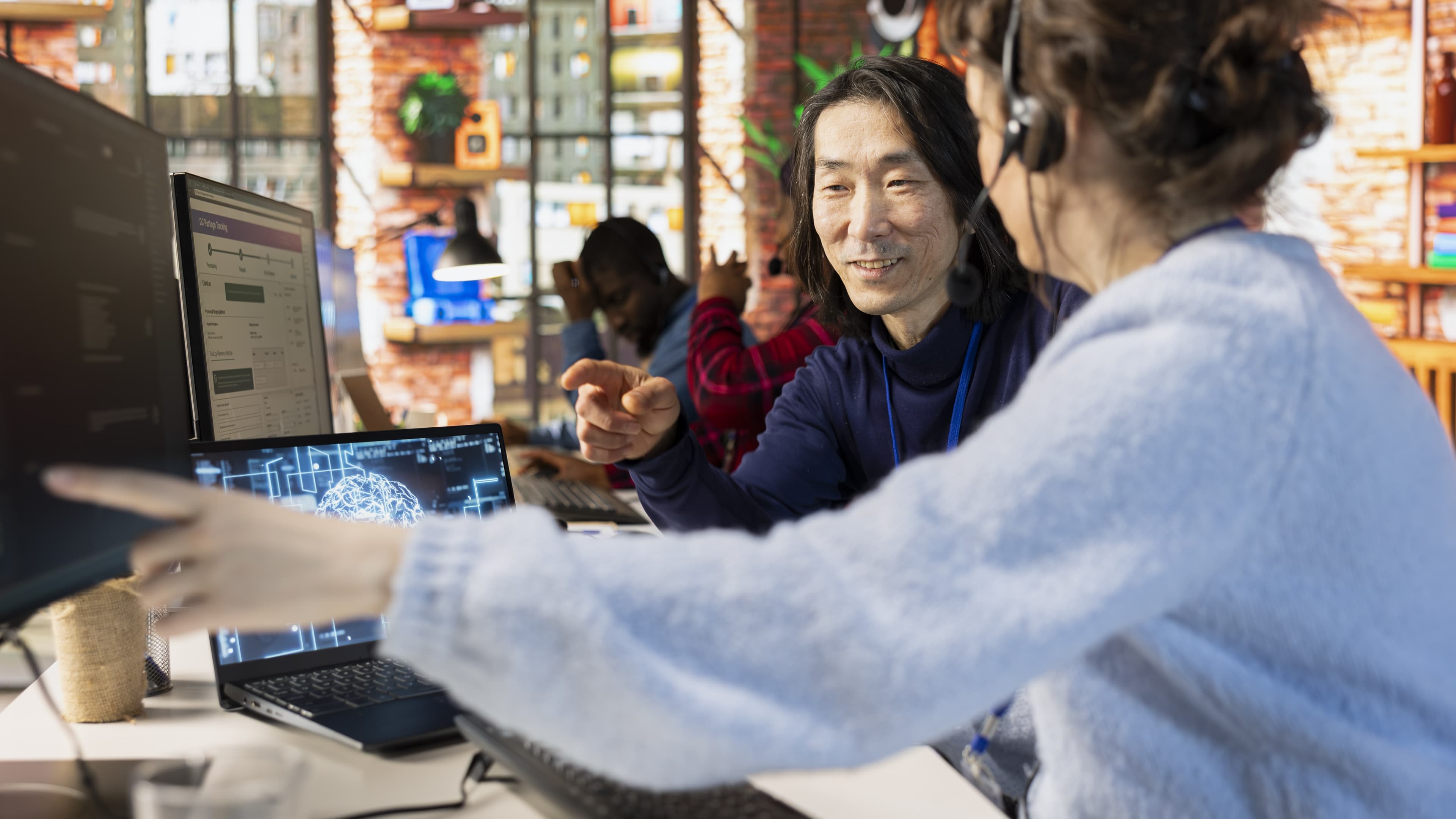Møtedeltakere rundt et bord med digital opptaksindikator på skjerm