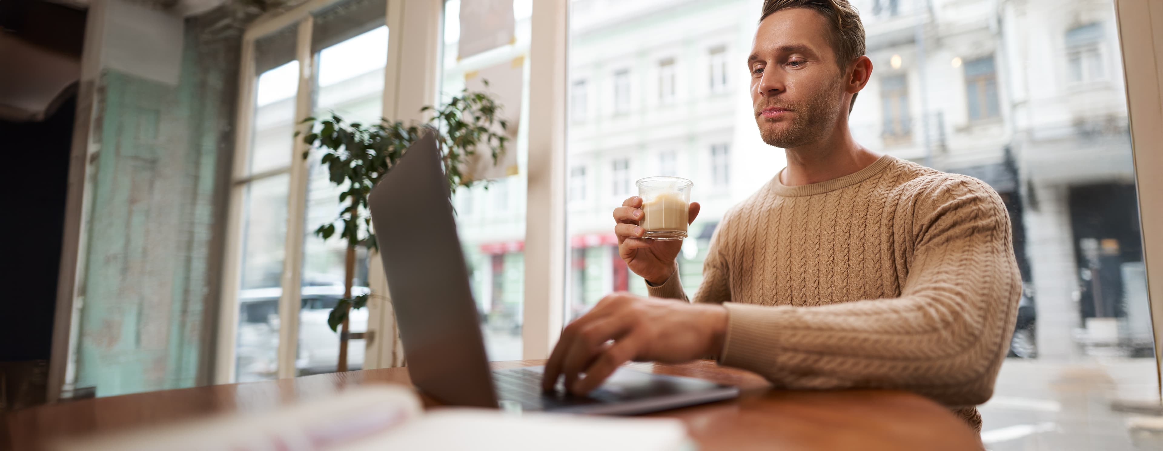 Person som analyserer regnskapsdata på bærbar PC