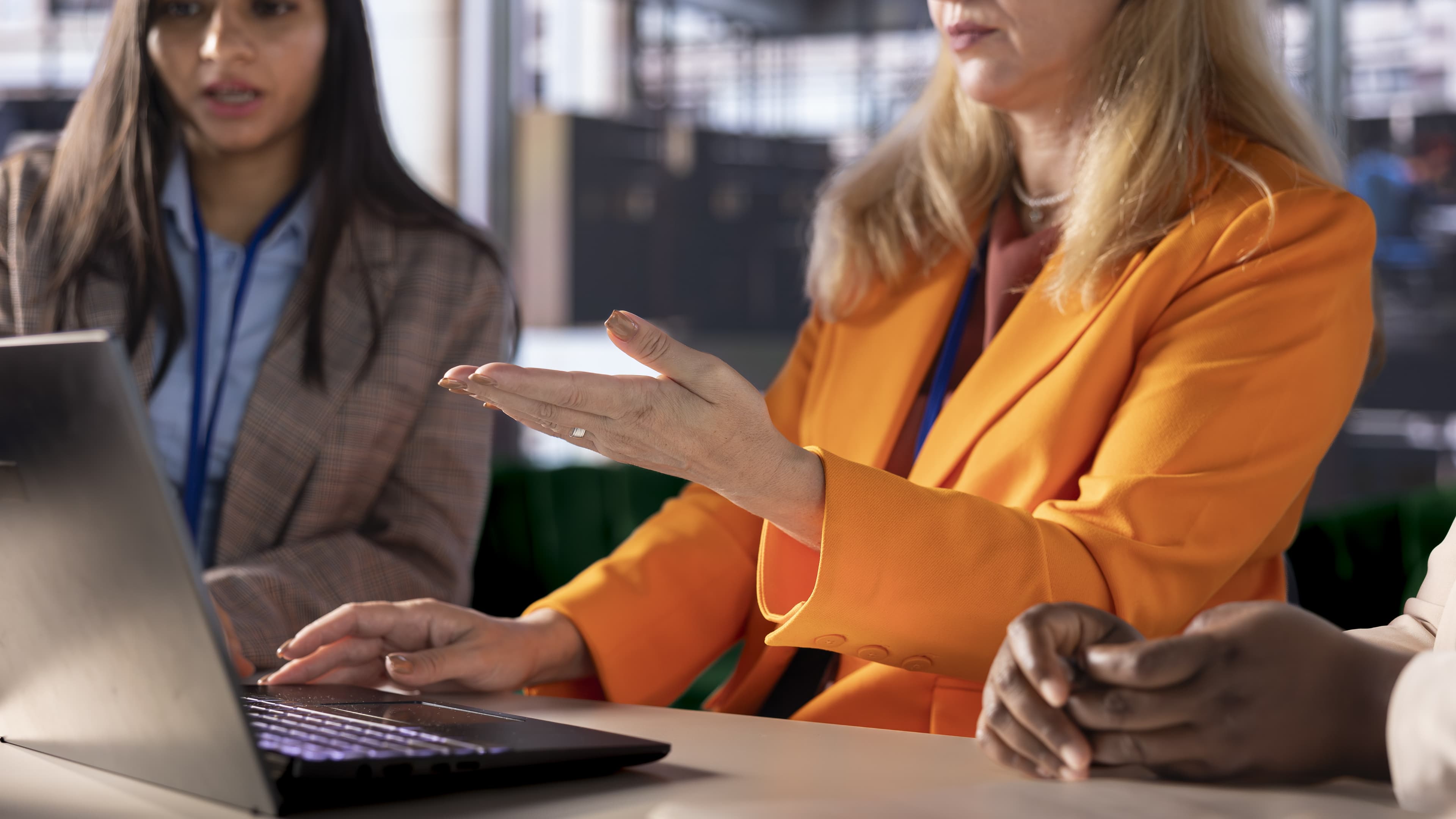 Illustrasjon av tre kundeserviceplattformer i sammenligning