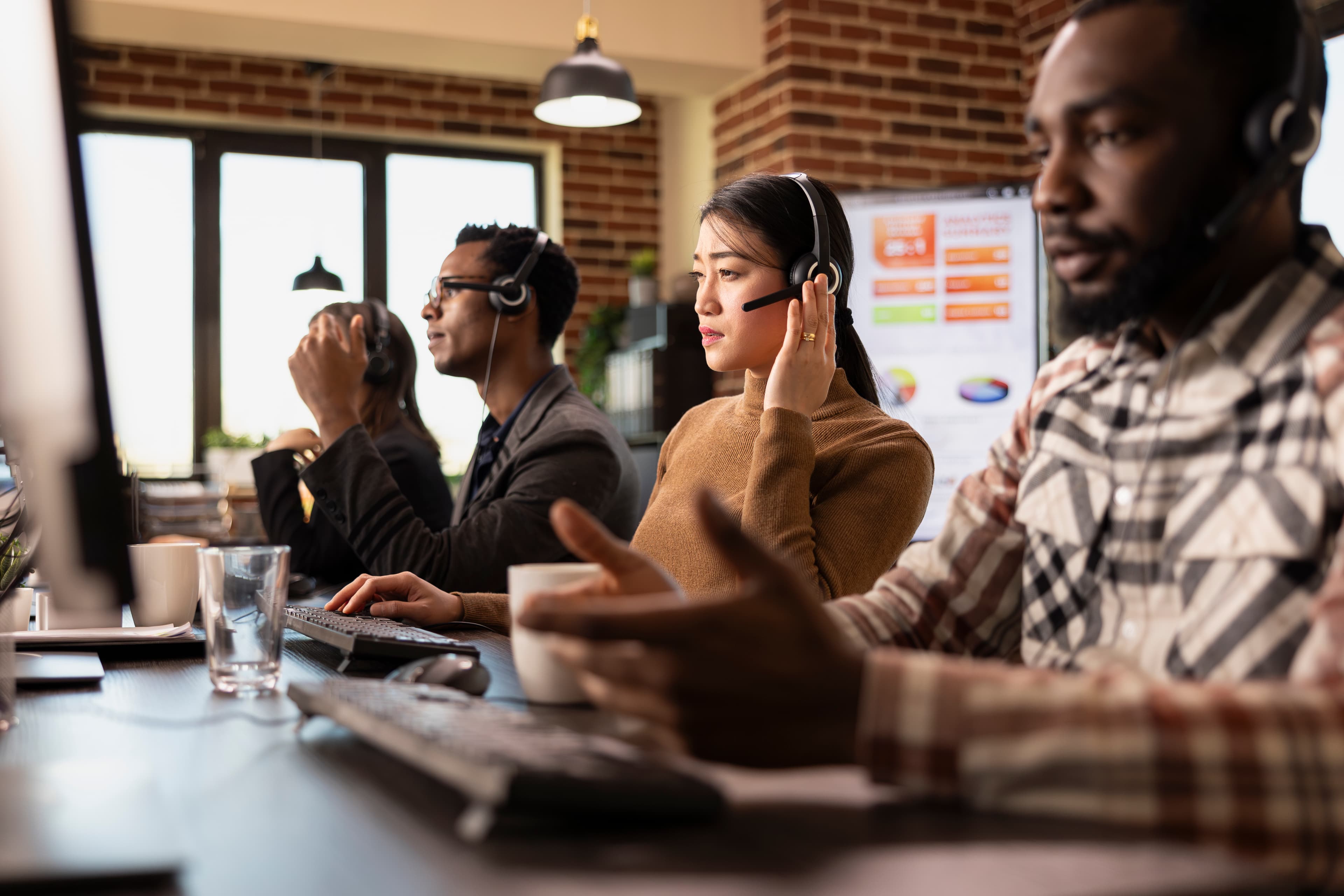 Kundeserviceteam med bærbar PC som illustrerer automatisert arbeidsflyt
