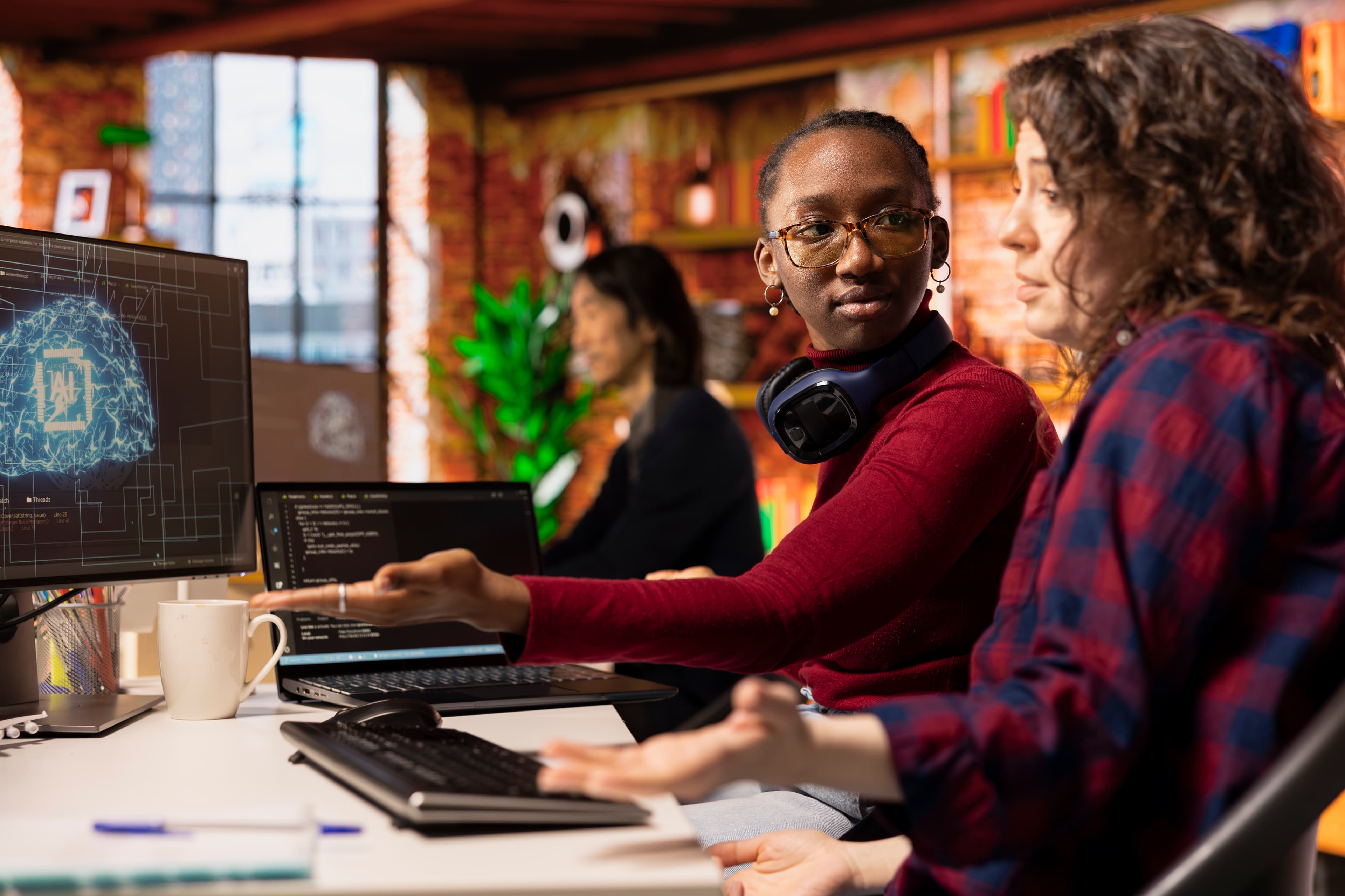 Kontoransatt organiserer dokumenter digitalt på datamaskin