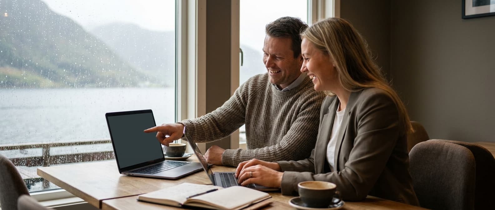 Møte mellom bedriftsleder og byråkonsulent som diskuterer nyhetsbrevstrategi