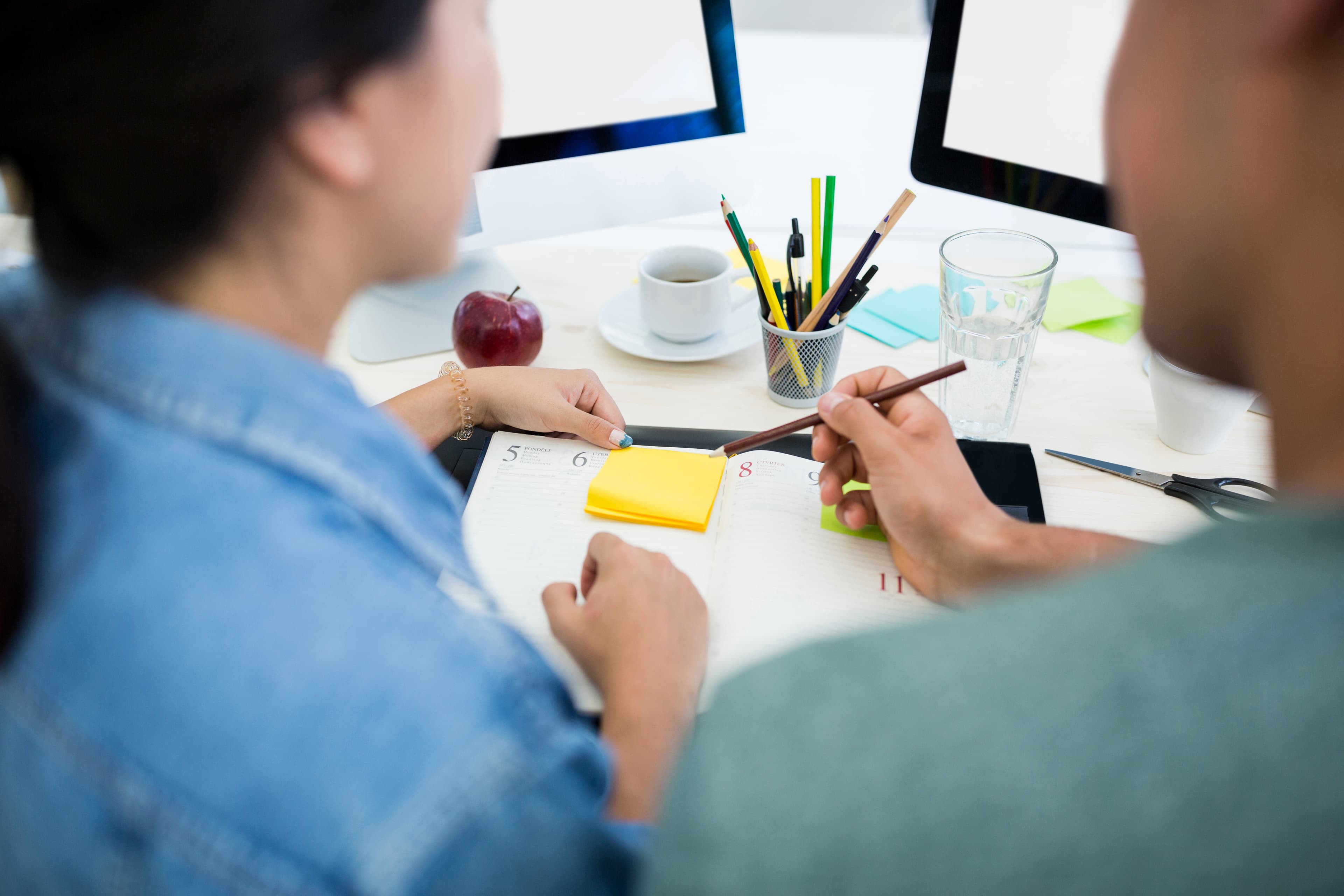 Person som jobber med markedsføring av nettbutikk på laptop