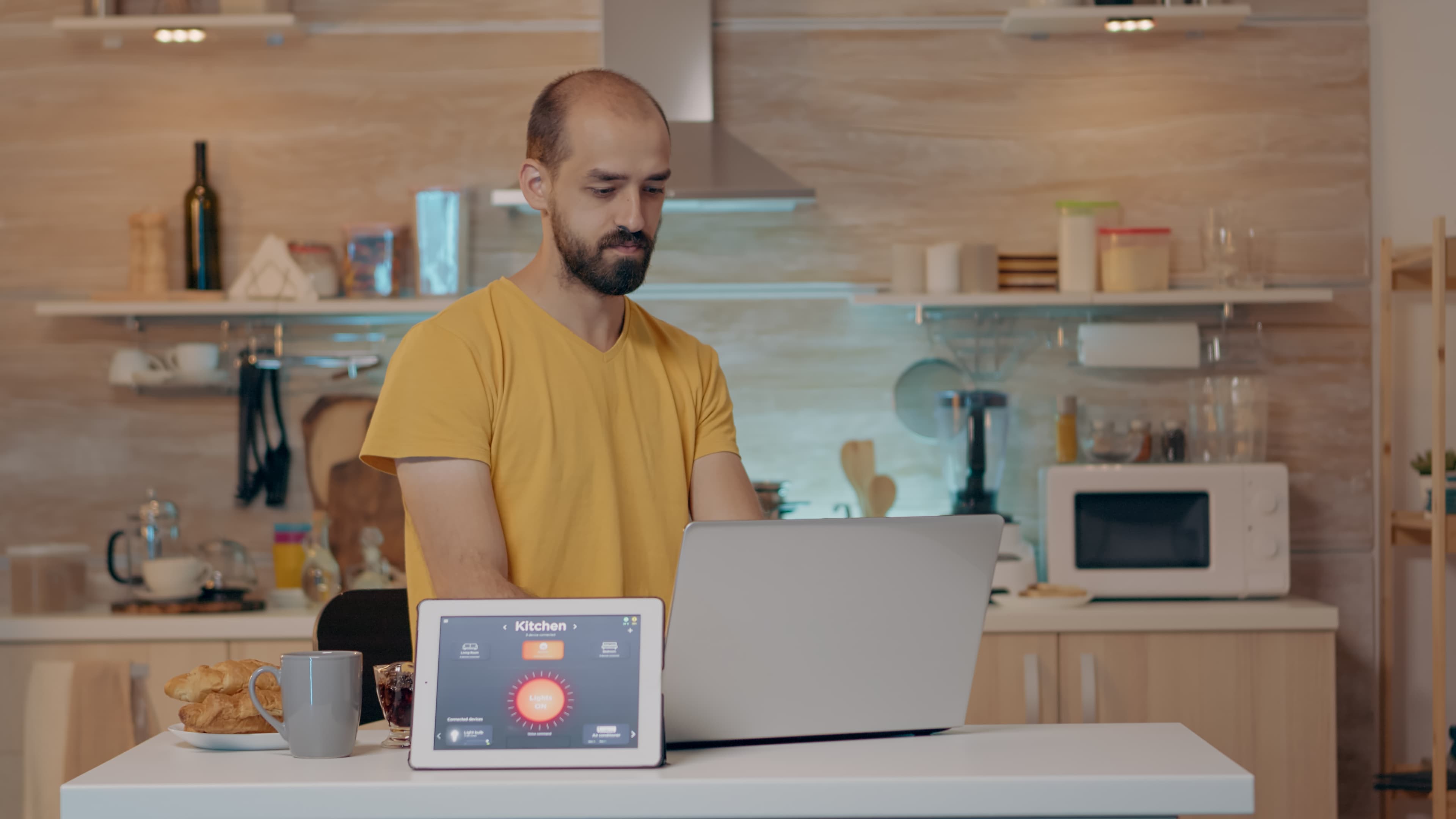 Person som starter nettbutikk på laptop