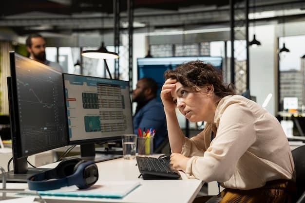 Person vurderer gratis og betalte nettsidealternativer