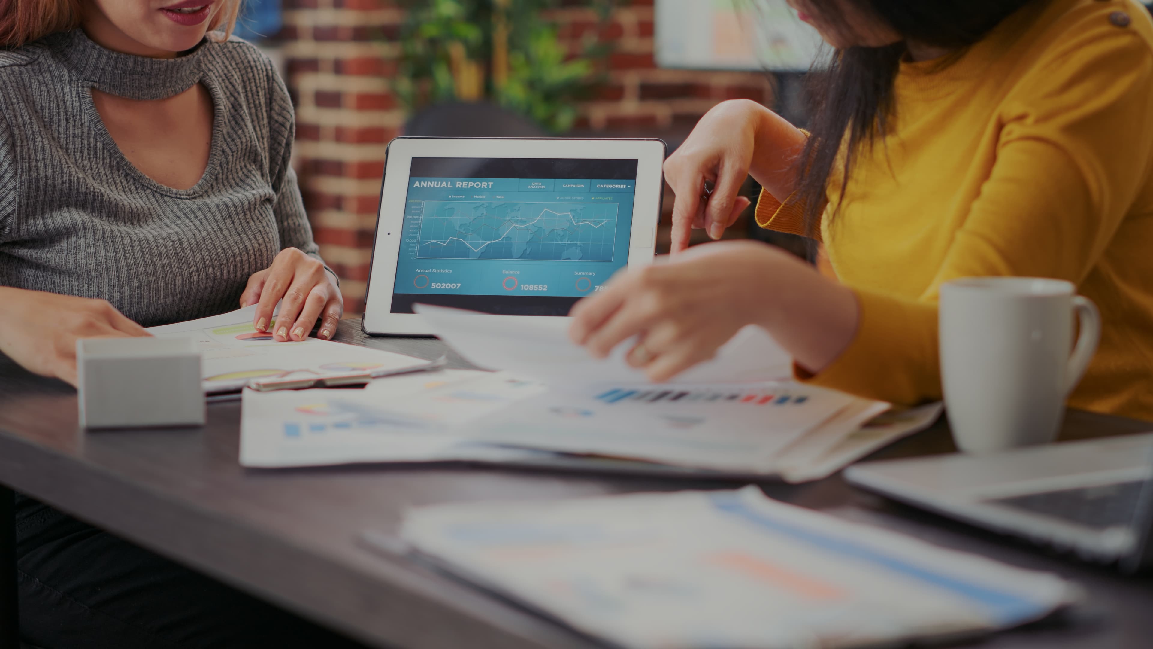 Person signerer dokument digitalt på nettbrett i kontormiljø