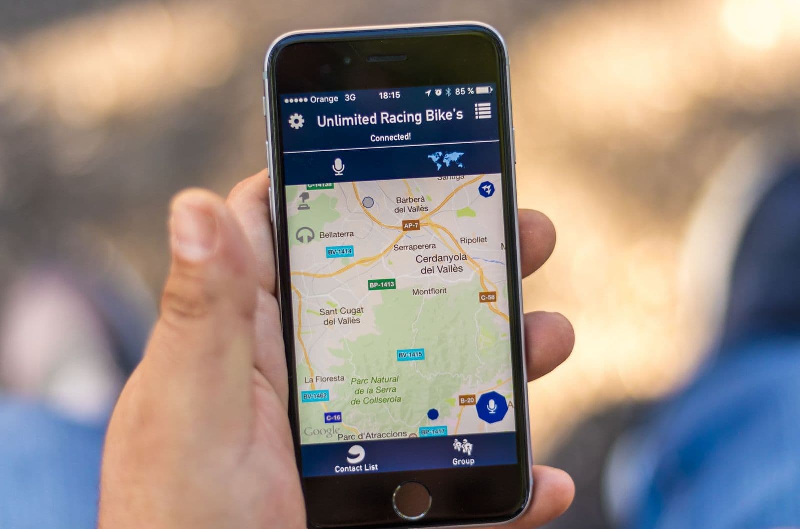 Hånd som holder en mobil med en kart-app åpen på skjermen